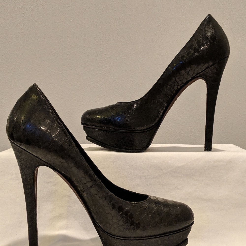 Vera Wang Lavender Platform Heel. US Size 7.5.